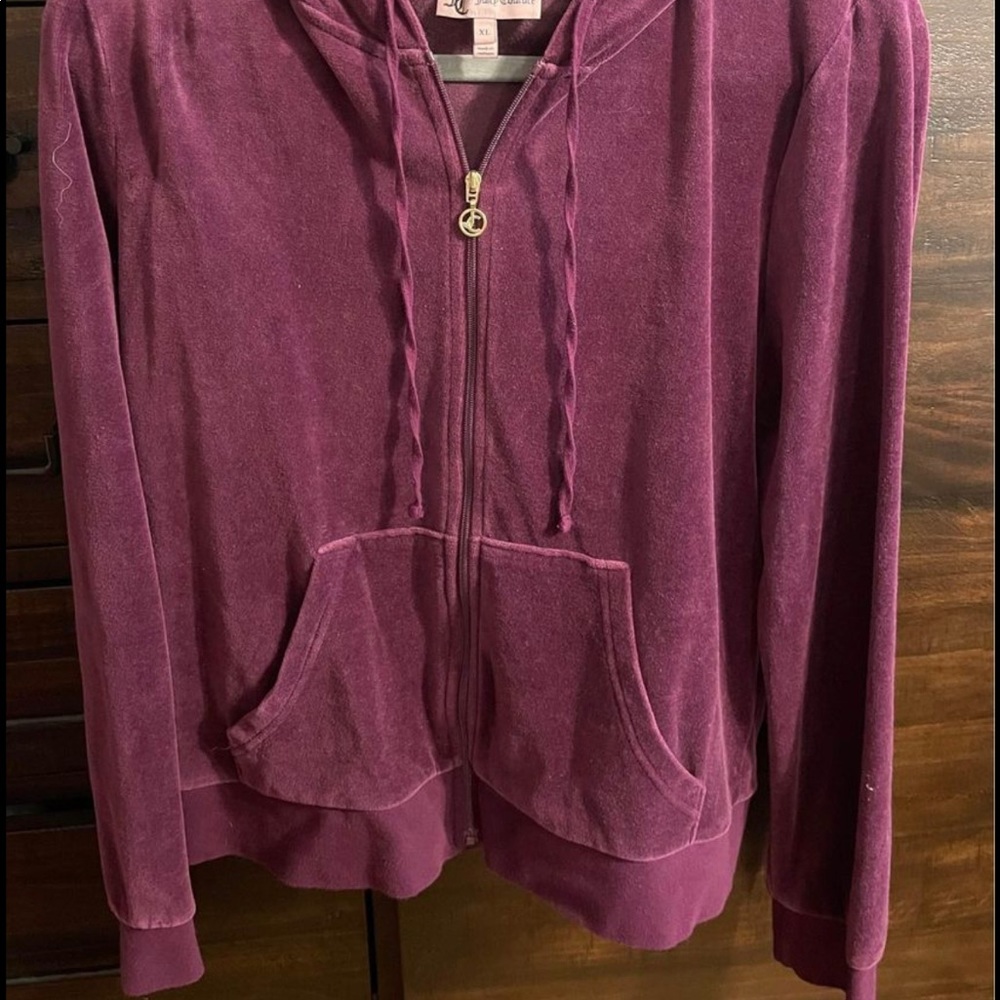 Worn only once. Like new size XL

Signature JC on gold zipper